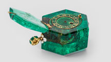 Cheapside Hoard 最重要的物件之一就是这款约 1600 年的哥伦比亚祖母绿大怀表。