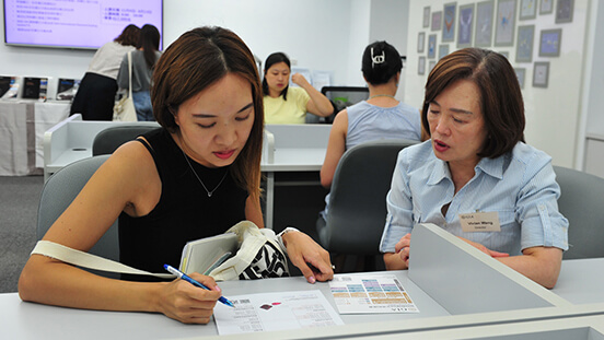 台北の図書館にあるGIAでは、教養のあるジュエリー専門家になるために必要な情報を提供しています。 台北の図書館にあるGIAでは、教養のあるジュエリー専門家になるために必要な情報を提供しています。