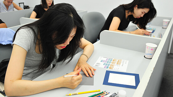 台北の図書館にあるGIAでは、教養のあるジュエリー専門家になるために必要な情報を提供しています。 台北の図書館にあるGIAでは、教養のあるジュエリー専門家になるために必要な情報を提供しています。
