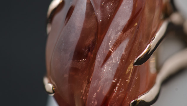 Copper inclusions create a schiller effect in this Oregon sunstone from the Ponderosa Mine. – Eric Welch, courtesy Desert Sun Mining & Gem Co., Inc.