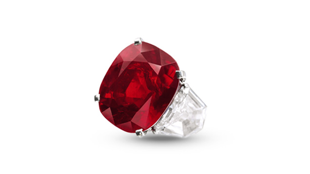 カルティエの リングにセットされた25.59ctのこのSunrise Ruby（サンライズルビー）は、サザビーズのジュネーブでのオークションで3030万ドル（約37億円）で落札された。これは、オークションで落札されたルビーとしては最高額で、またルビーのカラット単位の価格においても最高額（ほぼ120万ドル、約1億4700万円）を記録した。 提供：サザビーズ