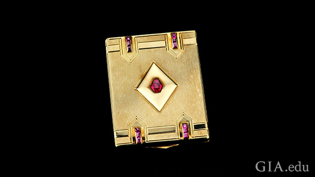 Gold compact embellished with synthetic rublies. Gold compact embellished with synthetic rublies.