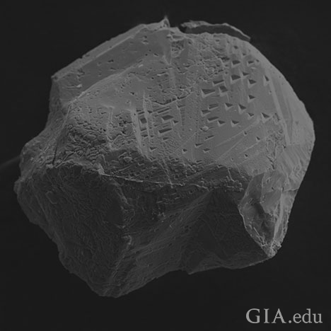 電子顕微鏡で観察した硫化物インクルージョンの画像。 電子顕微鏡で観察した硫化物インクルージョンの画像。