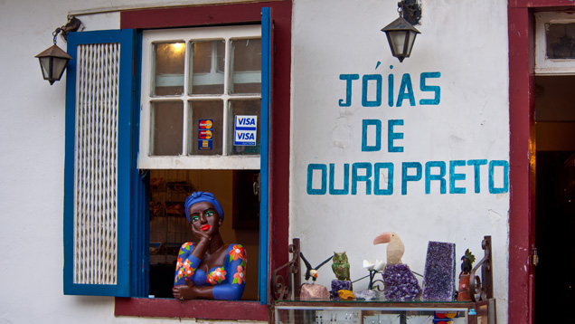 全種類のクレジットカードを取り扱う、Ouro Preto(オウロ プレット)にある地元の宝石商。 写真:Robert Weldon/GIA 全種類のクレジットカードを取り扱う、Ouro Preto(オウロ プレット)にある地元の宝石商。 写真:Robert Weldon/GIA